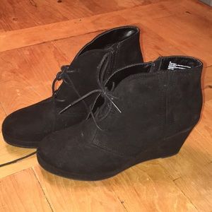 Super cute Merona black suede booties!